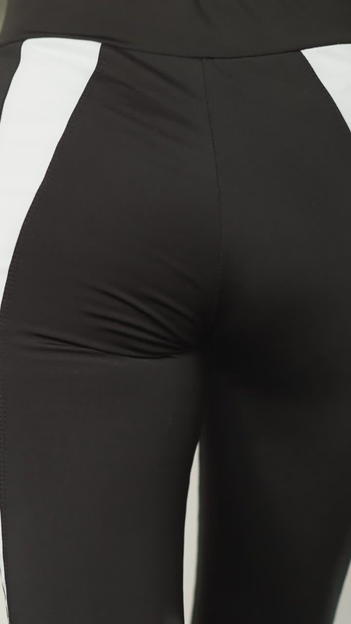 спортсменка ходит по беговой дорожке вблизи. активная дама заботится о фигуре, работая на тренажерном аппарате в квартире. спорт бегает дома.