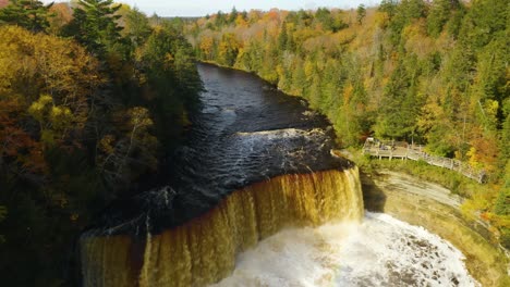 Luftüberführung,-Breiter-Rauschender-Brauner-Wasserfall-Und-Touristische-Aussichtsplattform