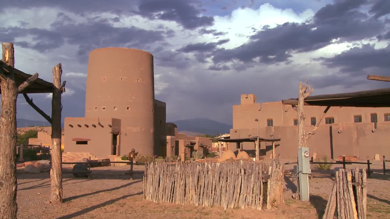 전통적인 뉴멕시코 어도비 위로 움직이는 구름의 아름다운 저속 촬영