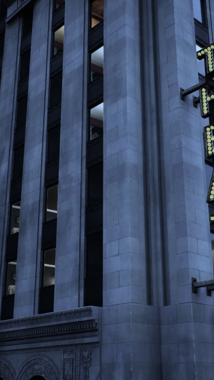 un edificio histórico de teatro en una ciudad