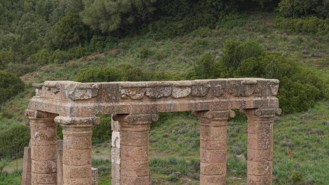 Antasin temppelin muinaiset pylväät seisovat ympäröivässä maisemassa Sardiniassa, Italiassa. Ilmakuva lähikuva