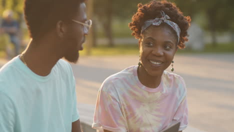 Afroamerikanischer-Mann-Und-Frau-Unterhalten-Sich-Im-Park