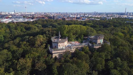 Spektakulärer-Luftflug-Von-Oben,-Flakturm-Humboldthain-Bunker-2.-Weltkrieg,-Berlin-Mitte-Sommer-2023