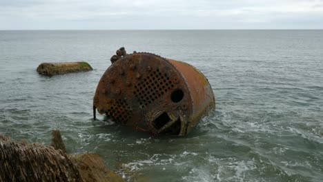 un objeto de naufragio desconocido en el mar