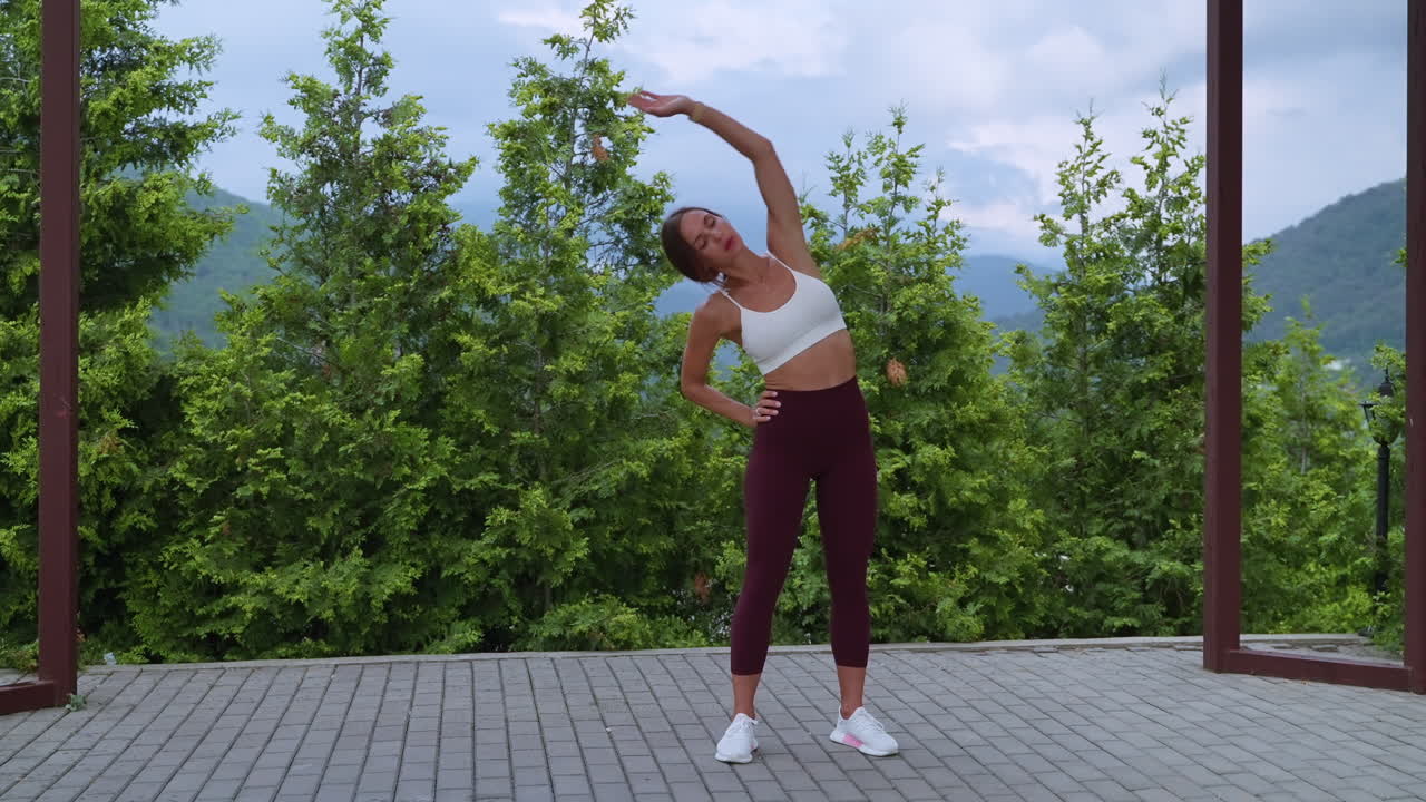 mujer estirándose al aire libre en un parque