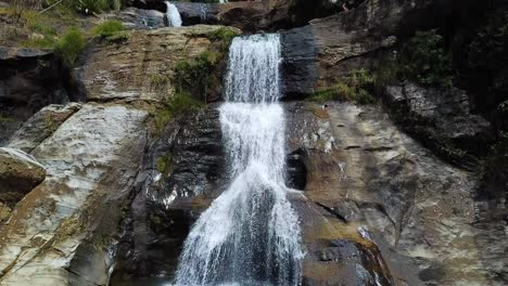 Kaskadierender-Wasserfall-Im-Dschungelwald-Sri-Lankas---Aufsteigende-Luftaufnahme