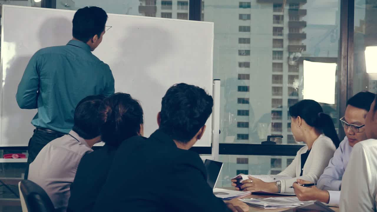 아시아 사업가들이 마케팅 전략을 논의하고 있습니다.