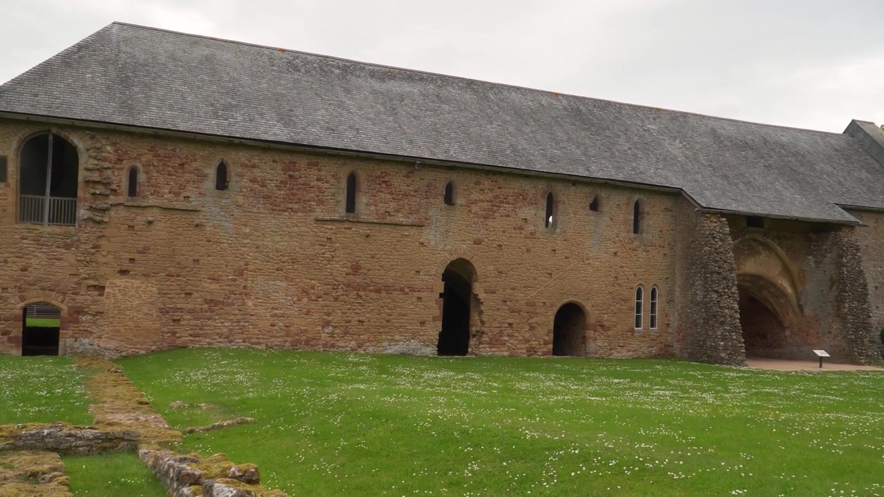 Esplora la tranquilla eleganza dell'Abbazia di Cleeve, un gioiello nascosto che mostra la ricca storia monastica dell'Inghilterra.