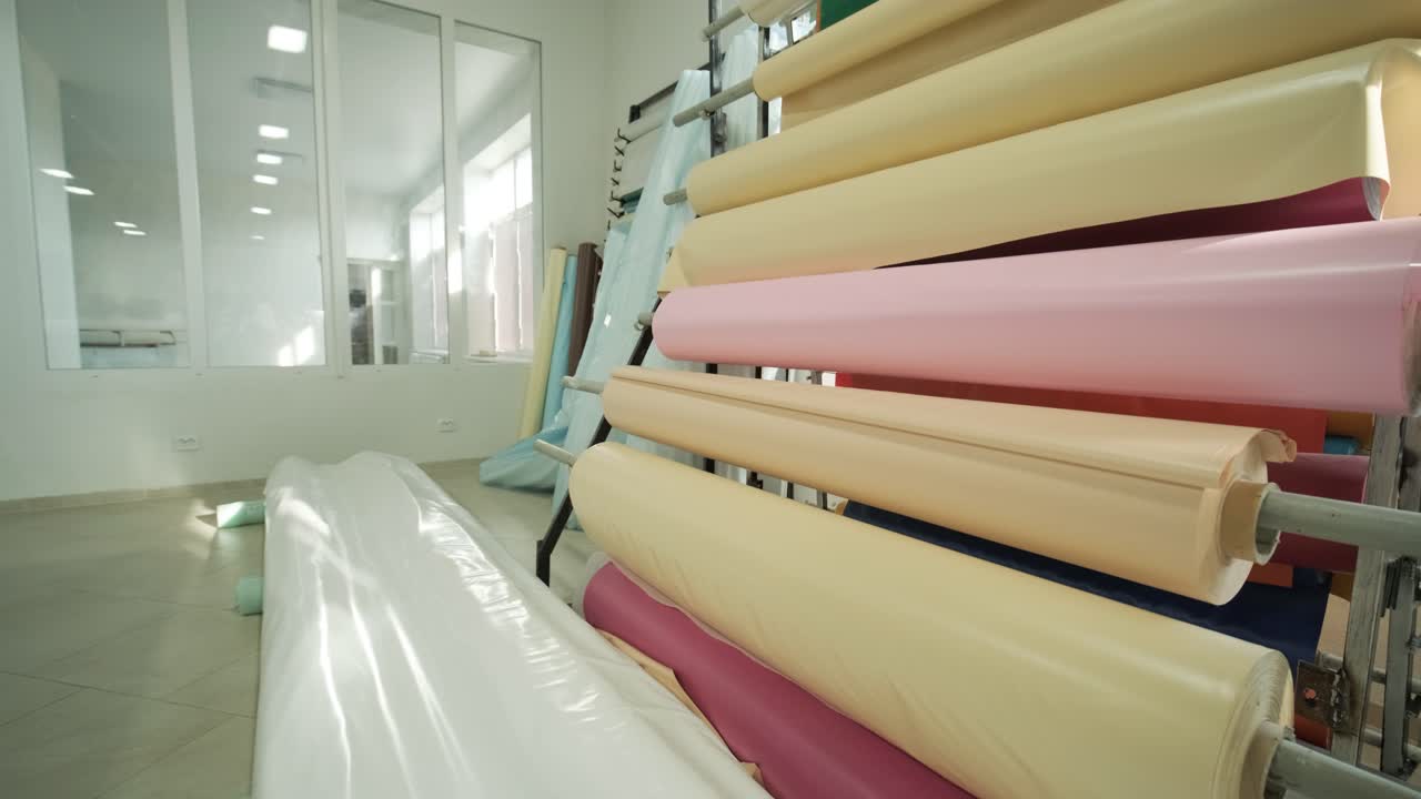 producción de techos extensibles en la fábrica, rollos de tela