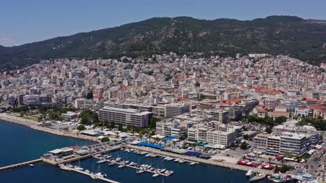 vista general de la ciudad de kavala con montañas en el fondo