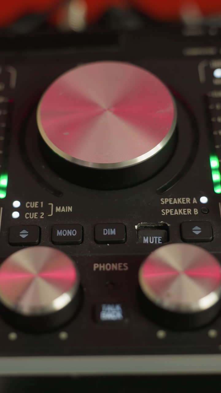 primer plano de un mezclador de sonido con botones y controles iluminados, que muestra una variedad de ajustes y niveles de audio. el mezcladora está activa, con luces que indican el ajuste de canales y niveles de sonido