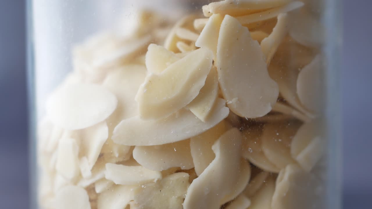 rebanadas de almendras en un frasco de vidrio