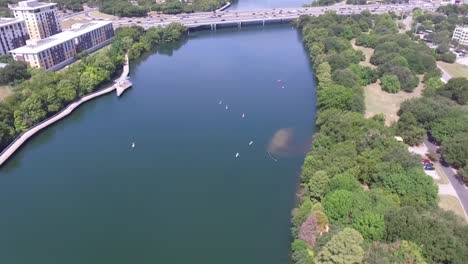 Vista-Aérea-De-La-Fachada-N-Interestatal-35-Y-El-Lago-Lady-Bird-En-Austin,-Texas