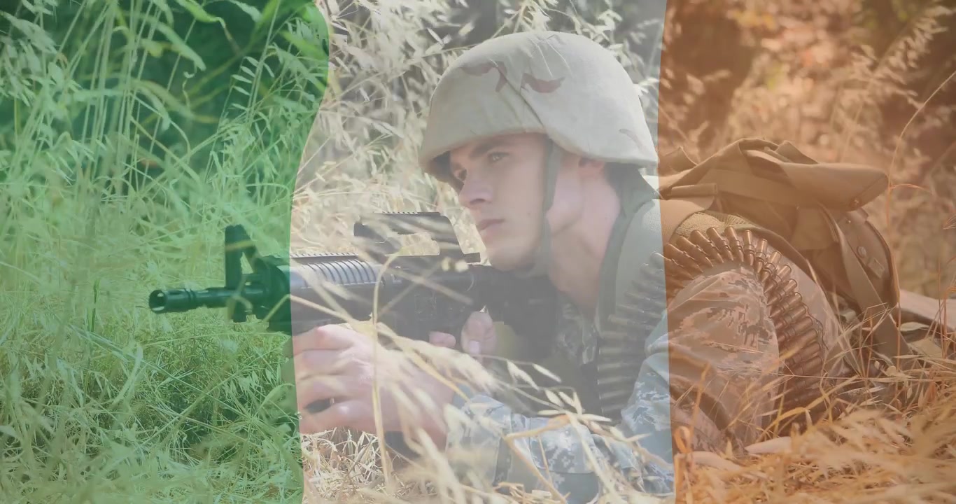 Soldado ajustando a mira, escaneando, mantendo-se alerta, com sobreposição tricolor marcando rifle e munição, em treinamento