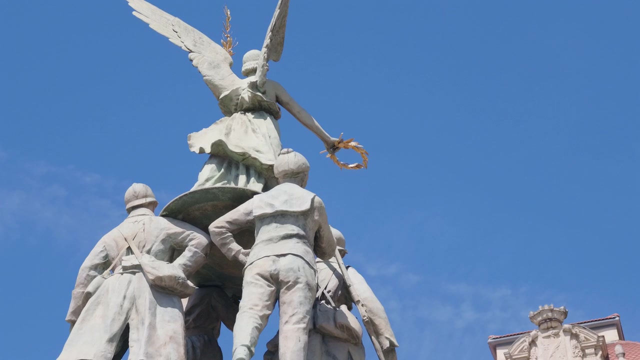 Primo piano di una statua di un monumento ai caduti che mostra una figura alata che tiene una corona sopra i soldati, Cannes, Francia