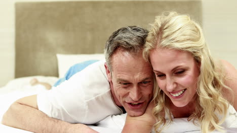 Happy-couple-reading-newspaper