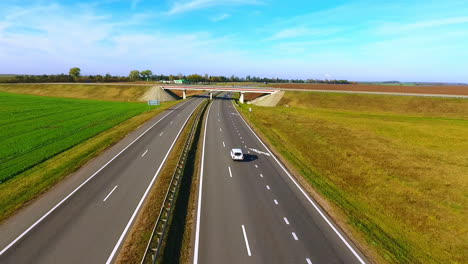 vista aerea del traffico automobilistico sull'autostrada. ponte automobilistico. automobili che si muovono sull'autostrada