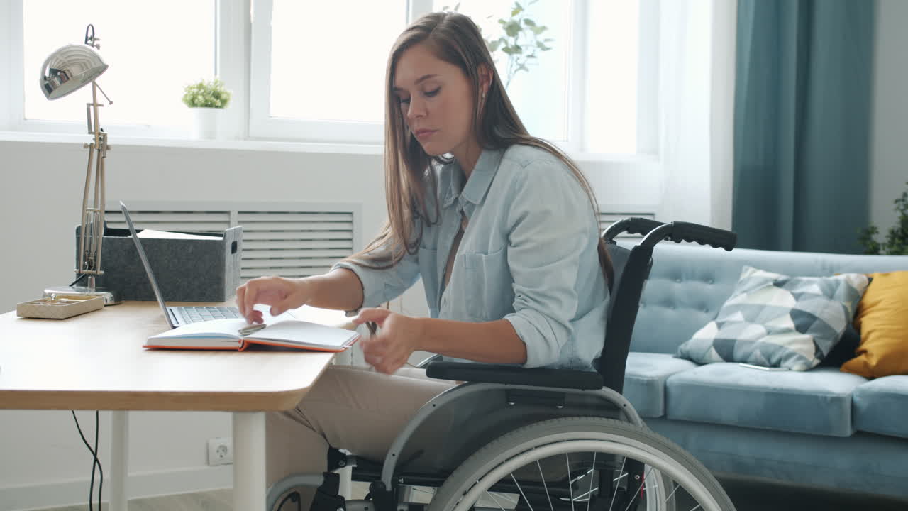 mujer en silla de ruedas trabajando desde casa