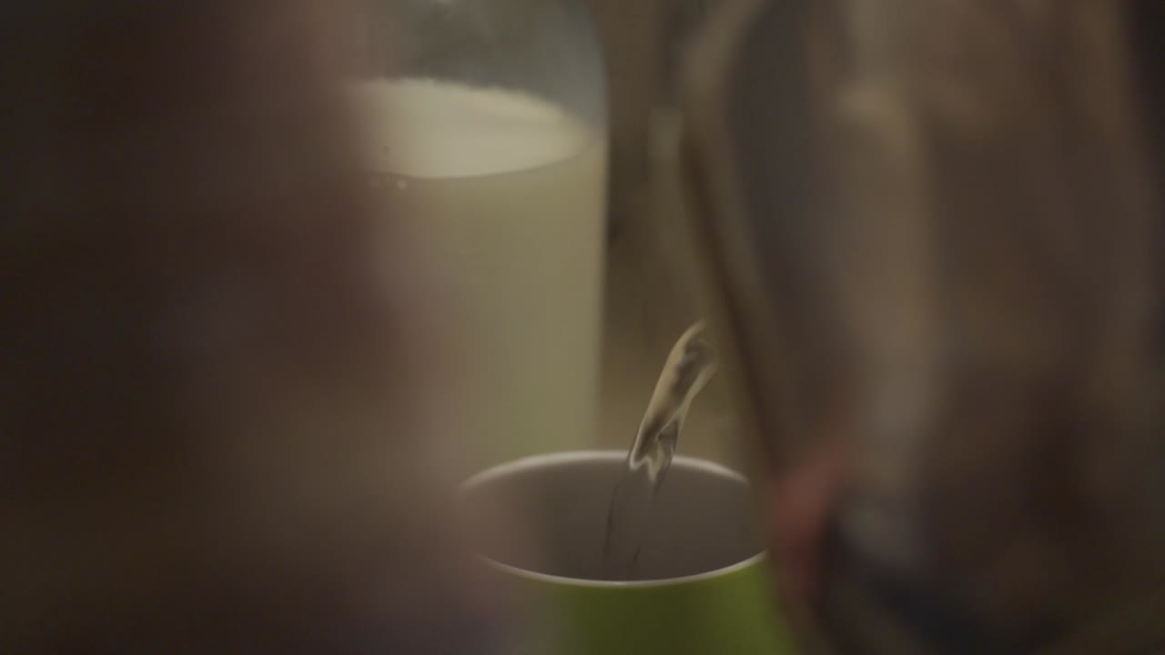 슬로우 모션으로 아침에 커피 만들기