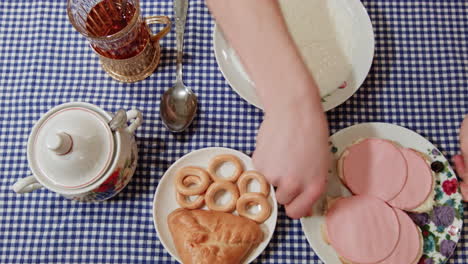 cocina tradicional rusa de la urss en una mesa, té, sándwiches, vertido