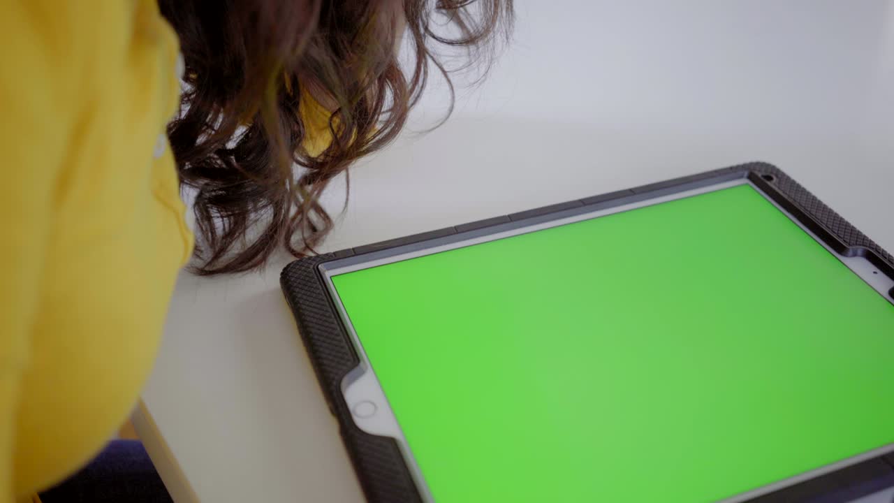 mujer árabe en el interior del hogar con tecnología redes sociales móvil feliz relajado