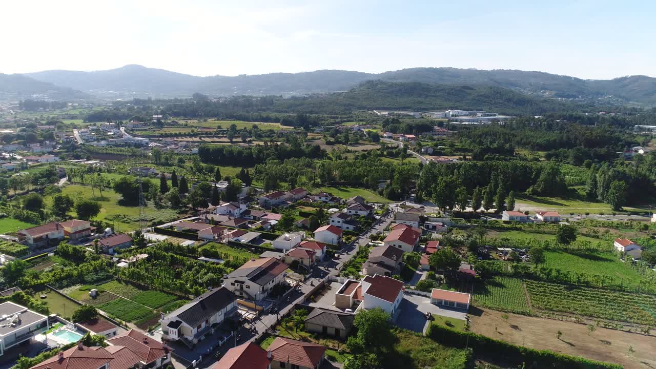 motociclismo en un camino rural cerca de tierras de cultivo