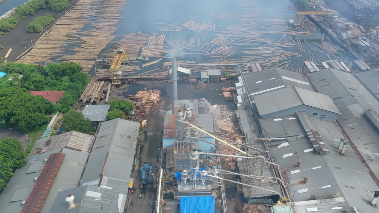 ภาพมุมสูงของโรงเลื่อยที่ปล่อยควัน