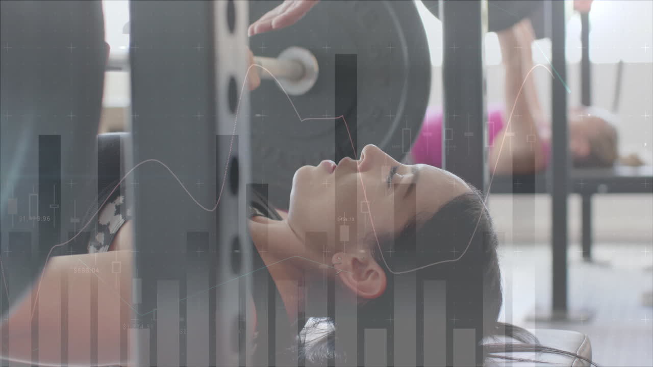 animación del procesamiento de datos en el gráfico sobre la mujer caucásica entrenamiento con pesas con barra en el gimnasio