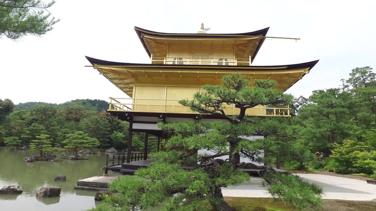 Kinkaku-ji, oficiálně nazývaný Rokuon-ji, je zenový buddhistický chrám v Kjótu v Japonsku