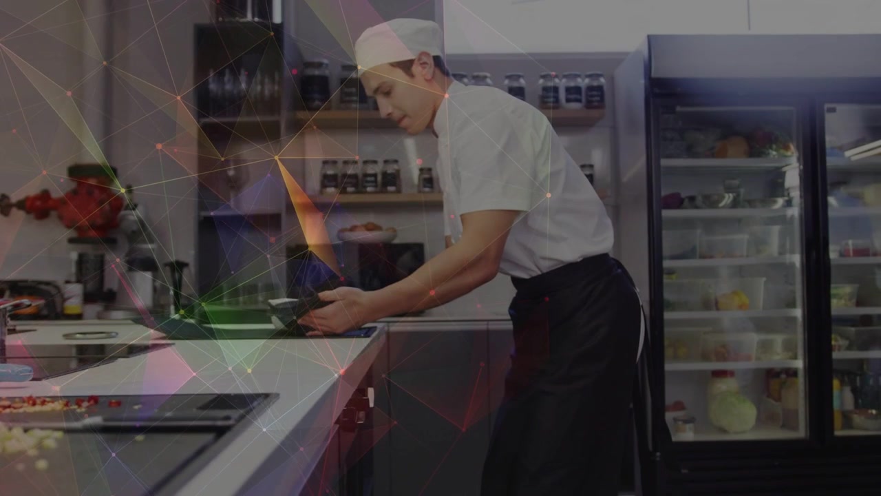 Kok åbner ovn og tager bagt ret ud i restaurantkøkkenet, bevæger sig til forberedelsesområdet for anretning.