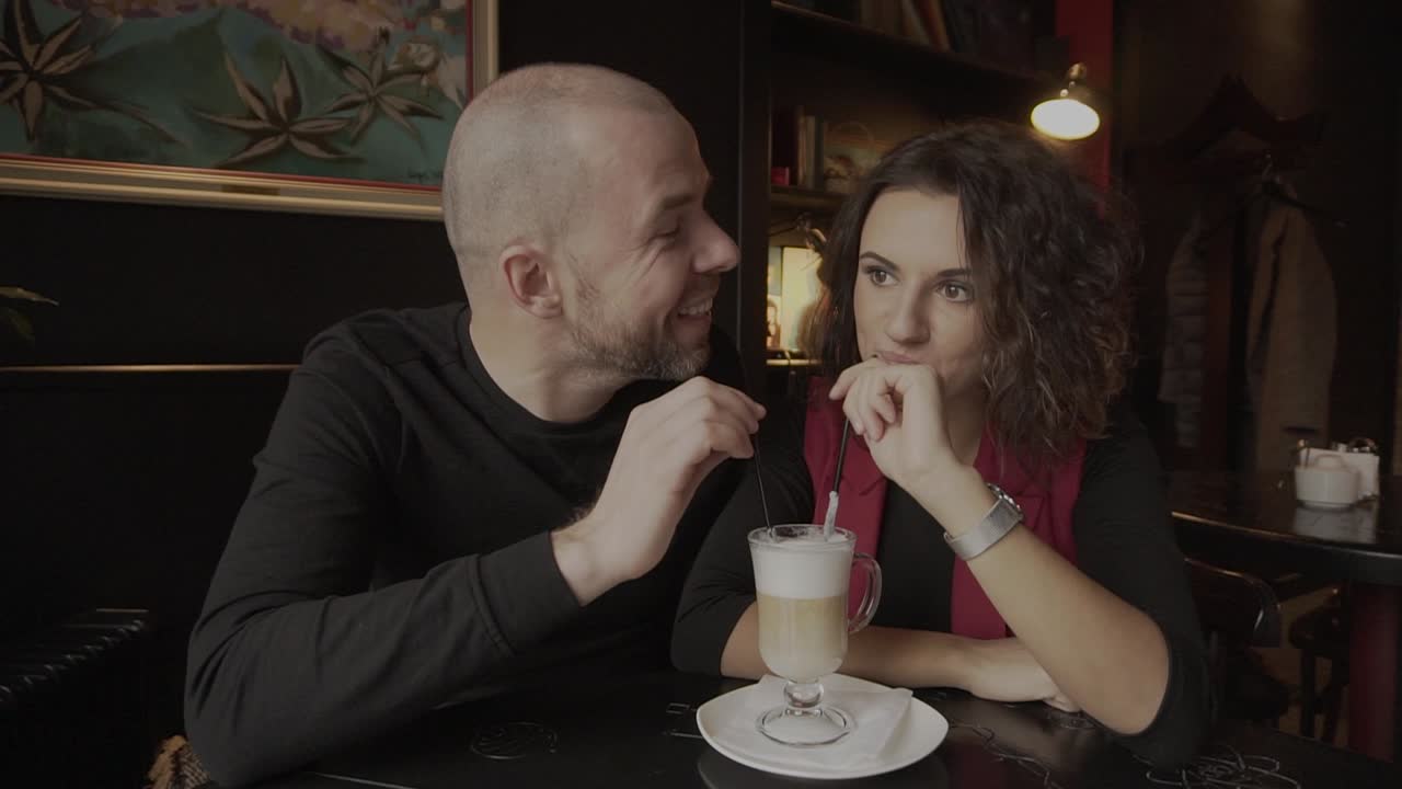 Coppia che si gode un latte macchiato in un bar