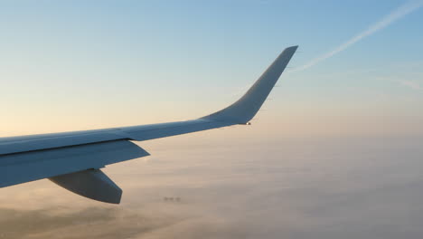 Blick-Aus-Dem-Flugzeugfenster-Während-Des-Fluges