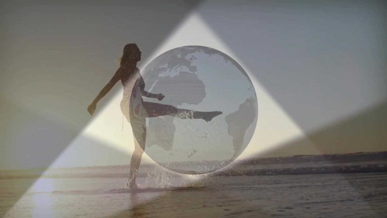 Silhueta de modelo fitness caminhando em uma praia ao nascer do sol, globo tecnológico desaparecendo, raios pulsantes, chutando gotas