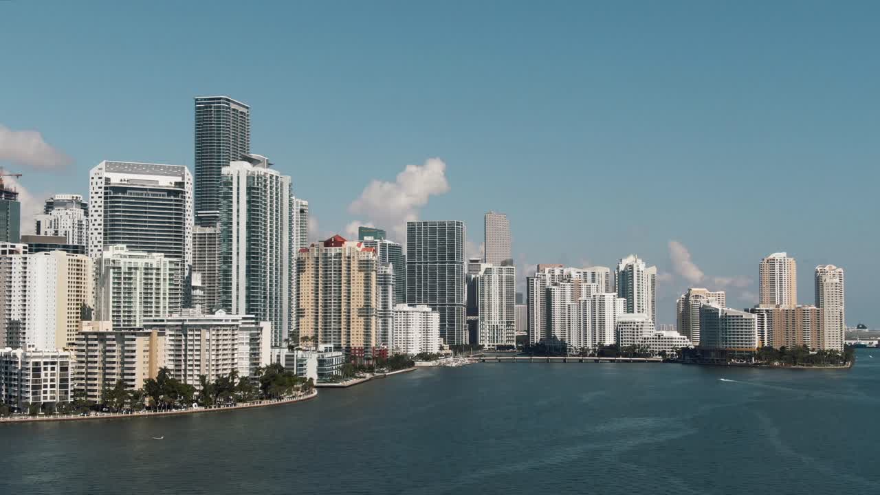 hermosa vista aérea del horizonte del centro de miami en el dron de agua 4k