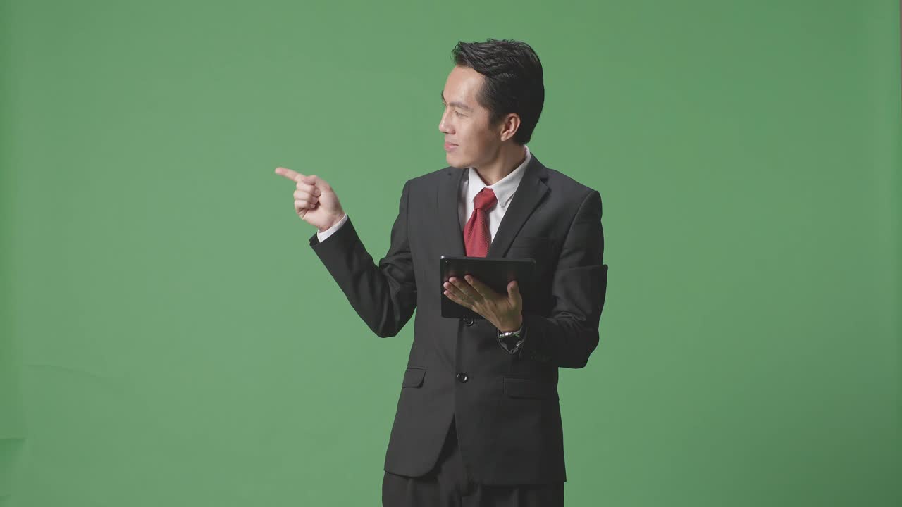 태블릿 을 제시 하는 사업가