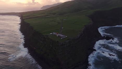 Vista-Panorámica-Del-Faro-De-Albarnaz-Ubicado-En-Un-Acantilado-En-El-Océano-Atlántico---Disparo-De-Drones