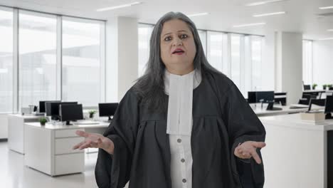 frustrada abogada india de alto rango luchando el caso en la corte