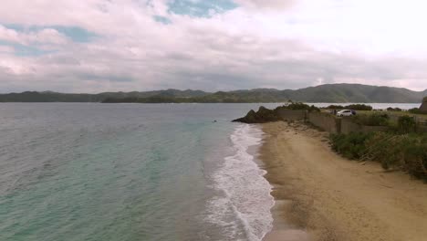 Vuelo-De-Drones-En-La-Hora-Dorada-Sobre-La-Playa-De-Amami,-Japón