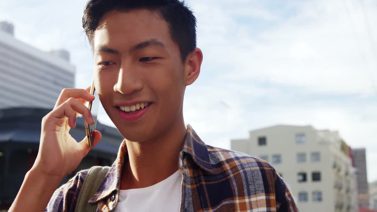 길거리에서 전화 하는 남자