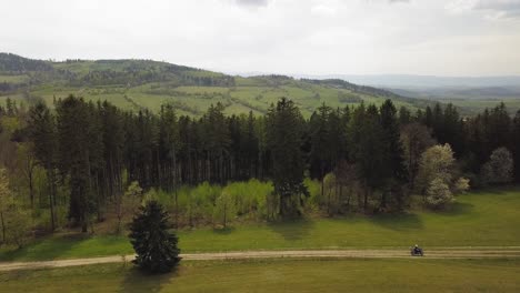 Moto-Conduciendo-Por-Un-Camino-De-Tierra-En-Polonia