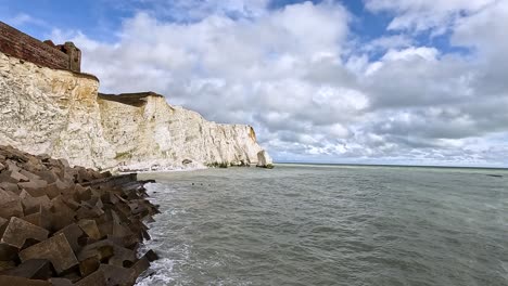las olas golpean los acantilados en east sussex, inglaterra