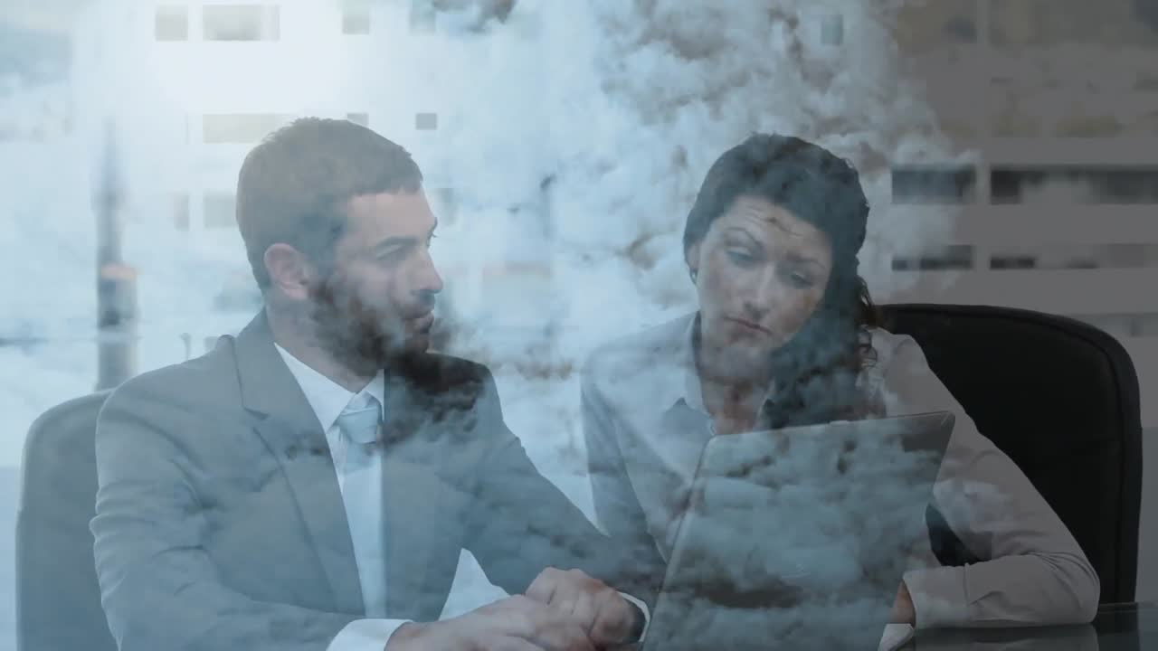 비즈니스맨의 애니메이션 브레인스토밍과 구름이 움직이는 사무실에서 함께 일하는