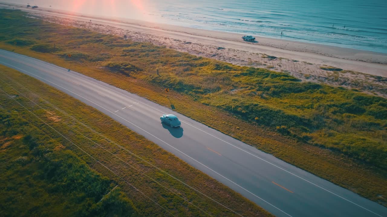 Ripresa aerea, auto d'epoca, ora d'oro, giro romantico in spiaggia al tramonto, scatto con drone, Plymouth del 1940, 4K