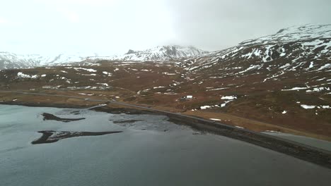 un avión no tripulado de 4k, tomas aéreas, cinematográficas de un lago helado congelado y una montaña en islandia