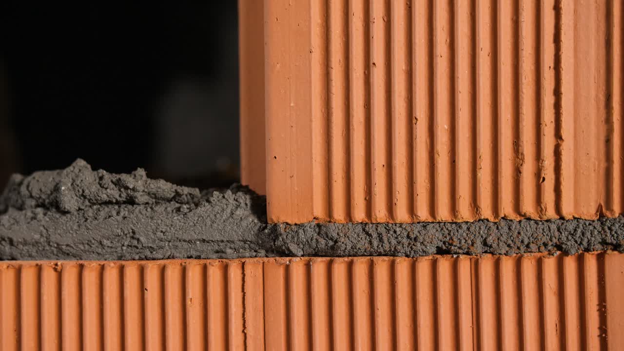 벽돌을 짓는 과정 클로즈업