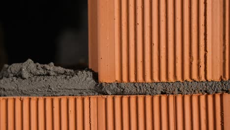 primer plano del proceso de construcción de ladrillos