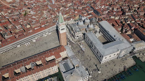 vista a vista de pájaros de la plaza de san marcos en venecia, italia. hoy en día muchos turistas y viajeros miran la arquitectura y los edificios históricos.