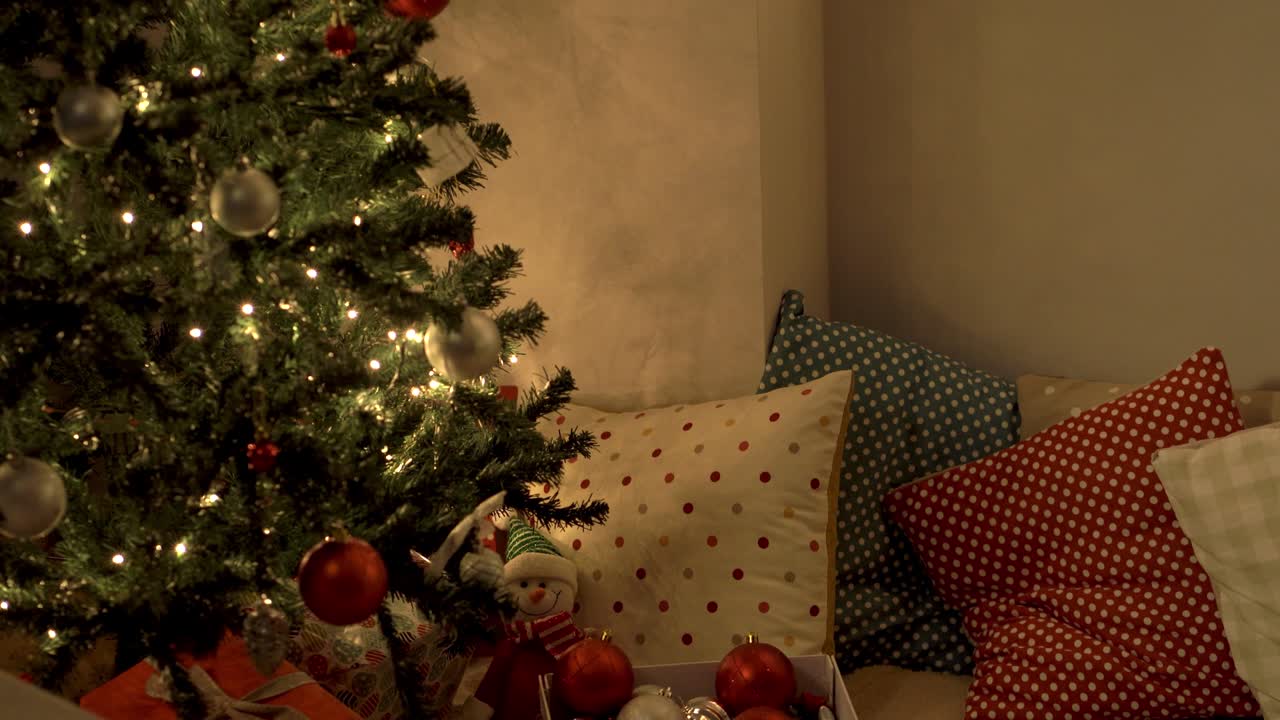 navidad decorada en la esquina de la habitación acogedora con almohadas.