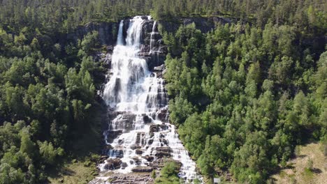 Antena-En-Movimiento-Hacia-Arriba-De-La-Cascada-De-Tvindefossen---Famosa-Atracción-Turística-En-Voss-Noruega