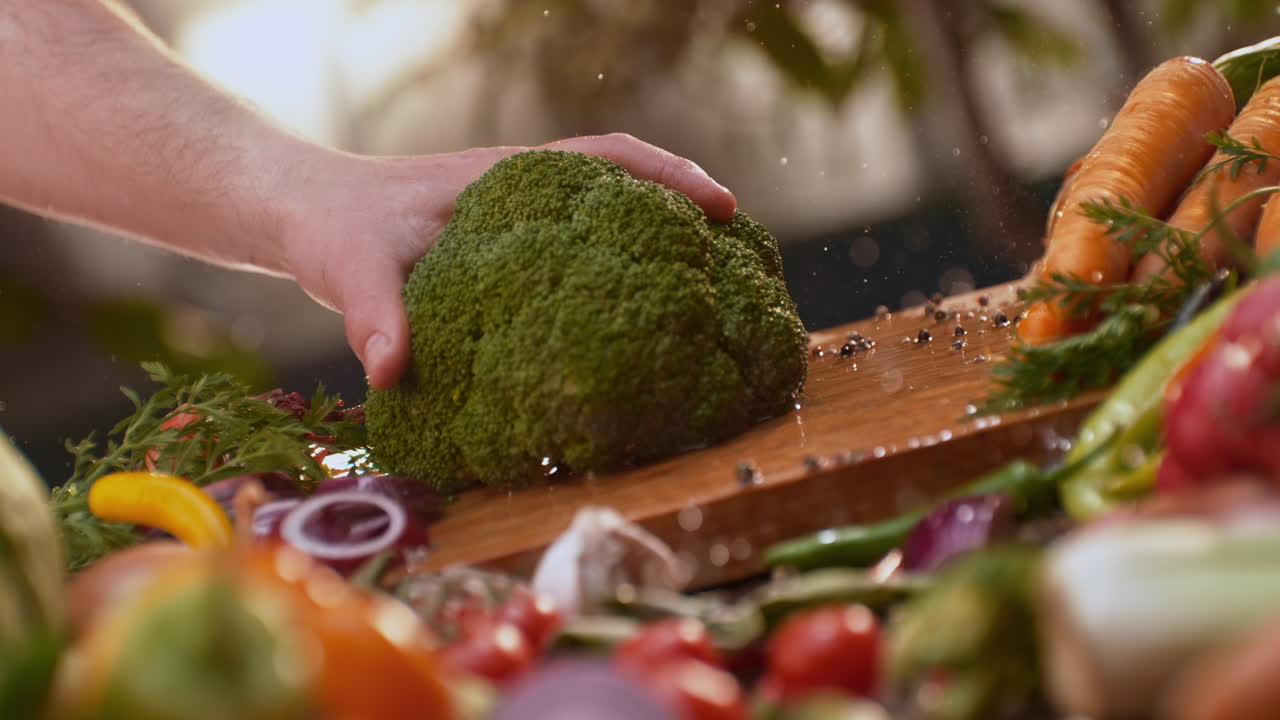 preparación de brócoli y verduras frescas